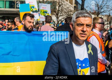 Londres, Royaume-Uni. 26th mars 2022. Sadiq Khan procède à des entretiens dès le début - "Londres se tient avec l'Ukraine" commence par une marche de solidarité depuis Park Lane, en passant le message "IMAGINE PEACE" de Yoko Ono, sur les Piccadilly Lights, et se termine par une veillée à Trafalgar Square. Organisé par le maire de Londres, en partenariat avec CIRCA et le projet Yoko Ono «imagine Peace», avec le soutien de Landsec. Toute personne souhaitant faire un don pour aider les victimes de conflits est encouragée au faire par l'intermédiaire du Fonds central d'intervention d'urgence des Nations Unies (UNCERF). Crédit : Guy Bell/Alay Live News Banque D'Images