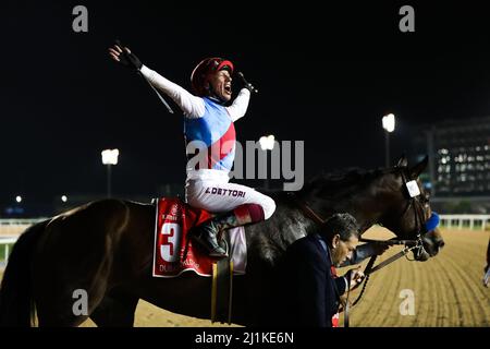 Meydan, États-Unis. 26th mars 2022. 26 mars 2022 : le Country Grammer #3, monté par Frankie Dettori, remporte la coupe du monde de Dubaï (Groupe 1) sur la carte de la coupe du monde de Dubaï à l'hippodrome de Meydan à Meydan, Dubaï Émirats arabes Unis le 26th mars 2022. Shamela Hanley/Eclipse Sportswire/CSM/Alamy Live News Banque D'Images