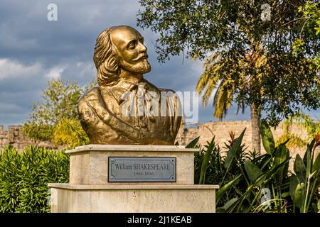 A côté de la forteresse de Famagusta datant de 14 ans et de sa colonne Otello se trouve un buste du poète William Shakespeare. Gazimağusa, République turque de Chypre-Nord (TRNC) Banque D'Images