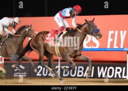 Meydan, États-Unis. 26th mars 2022. 26 mars 2022 : le Country Grammer #3, monté par Frankie Dettori, remporte la coupe du monde de Dubaï (Groupe 1) sur la carte de la coupe du monde de Dubaï à l'hippodrome de Meydan à Meydan, Dubaï Émirats arabes Unis le 26th mars 2022. Shamela Hanley/Eclipse Sportswire/CSM/Alamy Live News Banque D'Images