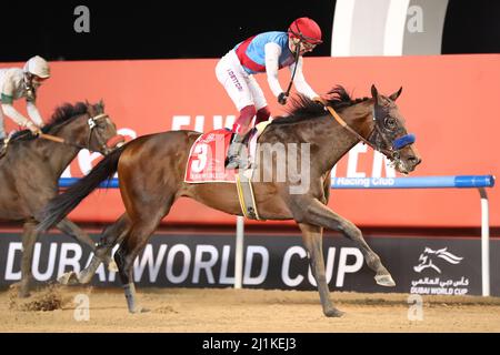 Meydan, États-Unis. 26th mars 2022. 26 mars 2022 : le Country Grammer #3, monté par Frankie Dettori, remporte la coupe du monde de Dubaï (Groupe 1) sur la carte de la coupe du monde de Dubaï à l'hippodrome de Meydan à Meydan, Dubaï Émirats arabes Unis le 26th mars 2022. Shamela Hanley/Eclipse Sportswire/CSM/Alamy Live News Banque D'Images