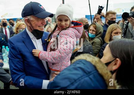 Varsovie, Pologne. 26th mars 2022. Le président américain Joe Biden rencontre des réfugiés ukrainiens fuyant l'invasion russe au stade PGE Narodowy, 26 mars 2022 à Varsovie, Pologne. Crédit : Adam Schultz/White House photo/Alay Live News Banque D'Images