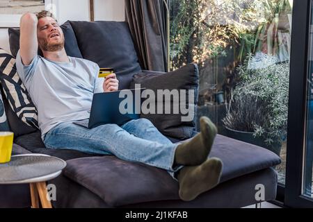 Homme adulte sorgful, perdant son argent sur le mauvais investissement. Banque D'Images