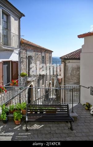 Un cliché vertical des vieux bâtiments médiévaux dans le centre historique de Castelsaraceno, région de Basilicate, Italie Banque D'Images