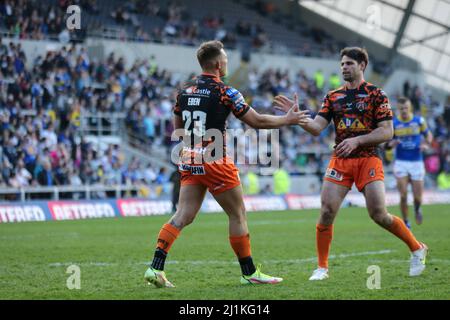 Leeds, Royaume-Uni. 26th mars 2022. Headingley Stadium, Leeds, West Yorkshire, 26 mars 2022. Betfred Challenge Cup Leeds Rhinos et Castleford Tigers. Greg Eden (L) de Castleford Tigers célèbre la tentative contre Leeds Rhinos avec le coéquipier Jake Mamo Credit: Touchlinepics/Alay Live News Banque D'Images