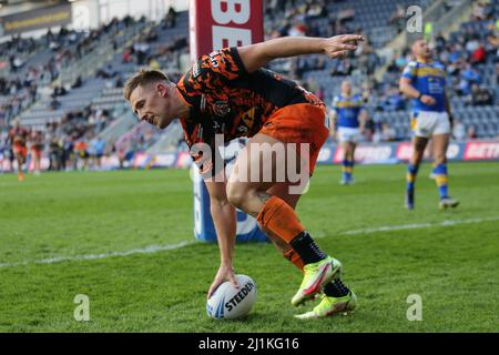 Leeds, Royaume-Uni. 26th mars 2022. Headingley Stadium, Leeds, West Yorkshire, 26 mars 2022. Betfred Challenge Cup Leeds Rhinos et Castleford Tigers. Greg Eden de Castleford Tigers marque le pas contre Leeds Rhinos crédit: Touchlinepics/Alamy Live News Banque D'Images