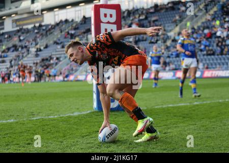 Leeds, Royaume-Uni. 26th mars 2022. Headingley Stadium, Leeds, West Yorkshire, 26 mars 2022. Betfred Challenge Cup Leeds Rhinos et Castleford Tigers. Greg Eden de Castleford Tigers marque le pas contre Leeds Rhinos crédit: Touchlinepics/Alamy Live News Banque D'Images