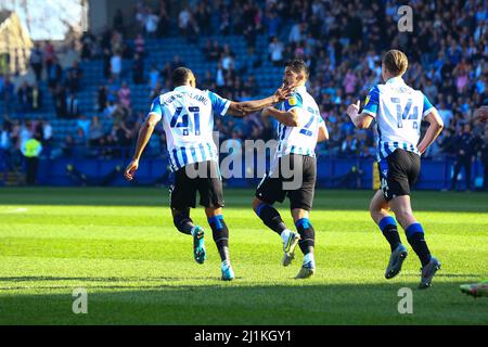 Hillsborough, Sheffield, Angleterre - 26th mars 2022 Nathaniel Mendez-Laing (41) félicite Massimo Luongo (21) de Sheffield mercredi après avoir marqué pour le faire 1 - 1 pendant le match Sheffield mercredi contre Cheltenham Town, Sky Bet League One, 2021/22, Hillsborough, Sheffield, Angleterre - 26th mars 2022 crédit : Arthur Haigh/WhiteRosephotos/Alamy Live News Banque D'Images