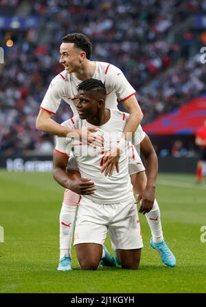 La Suisse Breel Embolo (bas) est félicitée par Ruben Vargas célèbre après avoir marquant le premier but du match international de la Société Alzheimer au stade Wembley, Londres. Date de la photo: Samedi 26 mars 2022. Banque D'Images