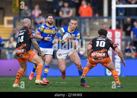 Leeds, Royaume-Uni. 26th mars 2022. Mikolaj Oledzki #8 de Leeds Rhinos avance avec le ballon à Leeds, Royaume-Uni le 3/26/2022. (Photo de Simon Whitehead/News Images/Sipa USA) crédit: SIPA USA/Alay Live News Banque D'Images