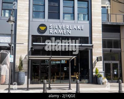 Kirkland, WA USA - vers mars 2021: Vue sur la rue de l'extérieur de Silverlake Ramen dans la zone commerçante de Totem Lake. Banque D'Images