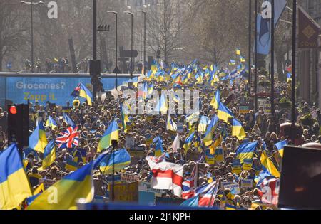 Londres, Royaume-Uni. 26th mars 2022. Les manifestants passent devant Green Park pendant les stands de Londres avec la marche de l'Ukraine. Des milliers de personnes ont défilé de Park Lane à Trafalgar Square en solidarité avec l'Ukraine tandis que la Russie poursuit son attaque. Credit: Vuk Valcic/Alamy Live News Banque D'Images