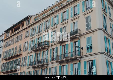 Vue à angle bas d'un immeuble résidentiel traditionnel à Nice, en France, le jour du printemps. Banque D'Images