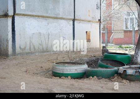 Préparation de la zone aveugle de la fondation. Poncer le long de la base de la maison en préparant la construction de la base aveugle. En arrière-plan est un stre Banque D'Images