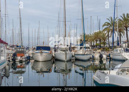 S'Arenal, Espagne; mars 13 2022: Vue générale du club nautique dans la ville de Majorcan de s'Arenal, Espagne Banque D'Images