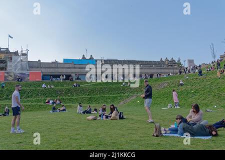 Édimbourg, Écosse, Royaume-Uni 26th mars 2022. UK Météo: : Un autre jour ensoleillé a vu l'été comme le temps avec des températures en hausse que la ville a vu un début paisible à la saison d'été sur la rue princes, le monument scott et le parc des jardins de la rue princes . Crédit Gerard Ferry/Alay Live News Banque D'Images