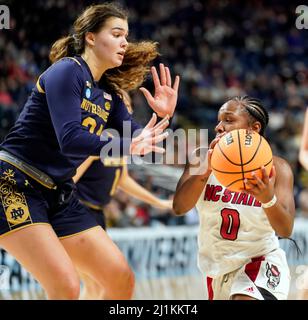 Bridgeport, Connecticut, États-Unis. 26th mars 2022. 26 mars 2022: Diamond Johnson de l'État de NC conduit la voie alors que son Wolfpack #2 batte les Irlandais [#5] 66-63 dans le Sweet Sixteen à la Webster Bank Arena à Bridgeport, Connecticut, le 26 mars 2022. DaN Heary/Eclipse Sportswire/CSM/Alamy Live News Banque D'Images