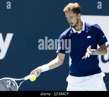 Miami Gardens, États-Unis. 26th mars 2022. Daniil Medvedev, de Russie, retourne un coup de main à Andy Murray, de Grande-Bretagne, au Miami Open, dans le Hard Rock Stadium de Miami Gardens, Floride, le samedi 26 mars 2022. Photo de Gary I Rothstein/UPI crédit: UPI/Alay Live News Banque D'Images