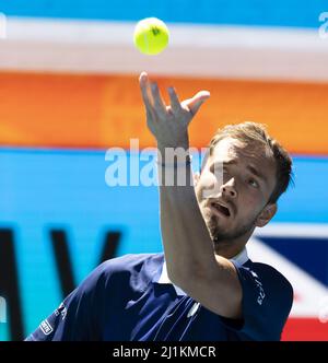 Miami Gardens, États-Unis. 26th mars 2022. Daniil Medvedev de Russie sert à Andy Murray de Grande-Bretagne à l'Open de Miami dans le Hard Rock Stadium à Miami Gardens, Floride, le samedi 26 mars 2022. Photo de Gary I Rothstein/UPI crédit: UPI/Alay Live News Banque D'Images