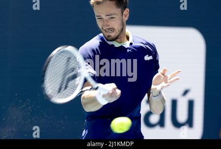 Miami Gardens, États-Unis. 26th mars 2022. Daniil Medvedev, de Russie, retourne un coup de main à Andy Murray, de Grande-Bretagne, au Miami Open, dans le Hard Rock Stadium de Miami Gardens, Floride, le samedi 26 mars 2022. Photo de Gary I Rothstein/UPI crédit: UPI/Alay Live News Banque D'Images