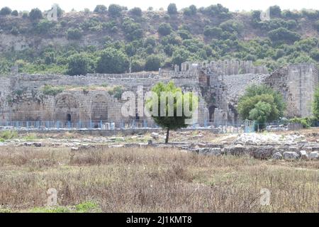 Antalya,Turquie- juillet 03 2021: Antalya Perge ancienne ville connue sous le nom de Perge Antik Kenti avec le château et les ruines de colonne. Banque D'Images