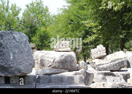 Antalya,Turquie- juillet 03 2021: Antalya Perge ancienne ville connue sous le nom de "Perge Antik Kenti" avec des pierres anciennes cassées Banque D'Images