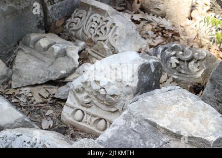 Antalya,Turquie- juillet 03 2021: Antalya Perge ancienne ville connue sous le nom de "Perge Antik Kenti" avec des pierres anciennes cassées Banque D'Images