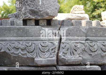 Antalya,Turquie- juillet 03 2021: Antalya Perge ancienne ville connue sous le nom de "Perge Antik Kenti" avec des pierres anciennes cassées Banque D'Images