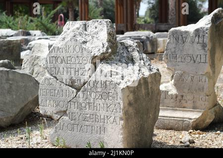 Antalya, Turquie - juillet 03 2021: Antalya Perge ancienne ville connue sous le nom de "Perge Antik Kenti. Ancienne langue grecque écrite sur les colonnes. Banque D'Images