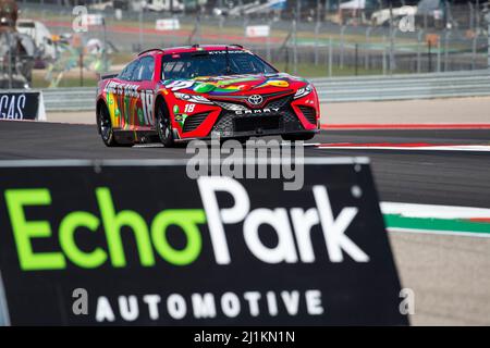 Les Amériques. 26th mars 2022. Kyle Busch (18) pilote de la série de la coupe NASCAR avec Joe Gibbs Racing Toyota, Skittles Lime est de retour, en action qualifications de course au Grand Prix automobile d'EchoPark, circuit des Amériques. Austin, Texas. Mario Cantu/CSM/Alamy Live News Banque D'Images