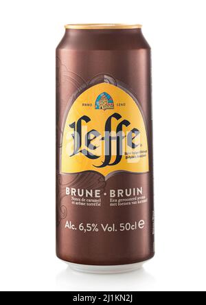 LONDRES, Royaume-Uni - FÉVRIER 01,2022 : bière artisanale Leffe Brown lager sur blanc. Bière populaire de Belgique Banque D'Images