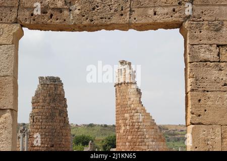 Antalya,Turquie- juillet 03 2021: Antalya Perge ancienne ville connue sous le nom de Perge Antik Kenti avec le château et les ruines de colonne. Banque D'Images