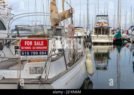 S'Arenal, Espagne; mars 13 2022: Gros plan d'un signe à vendre sur un yacht au club nautique de la ville de Majorcan de s'Arenal, Espagne Banque D'Images