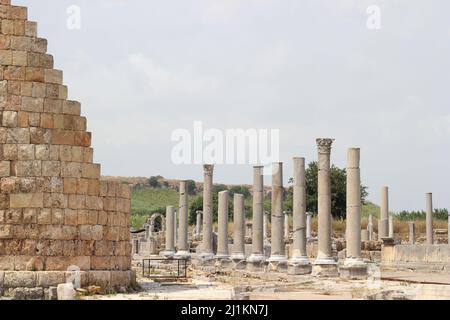 Antalya,Turquie- juillet 03 2021: Antalya Perge ancienne ville connue sous le nom de Perge Antik Kenti avec le château et les ruines de colonne. Banque D'Images