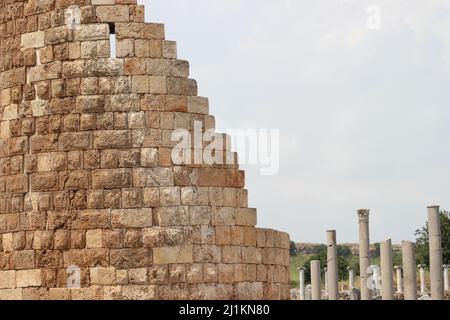 Antalya,Turquie- juillet 03 2021: Antalya Perge ancienne ville connue sous le nom de Perge Antik Kenti avec le château et les ruines de colonne. Banque D'Images