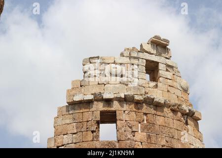 Antalya,Turquie- juillet 03 2021: Antalya Perge ancienne ville connue sous le nom de Perge Antik Kenti avec le château et les ruines de colonne. Banque D'Images