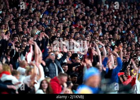 Les fans de l'Angleterre dans les tribunes lors du match international de la Société Alzheimer au stade Wembley, Londres. Date de la photo: Samedi 26 mars 2022. Banque D'Images