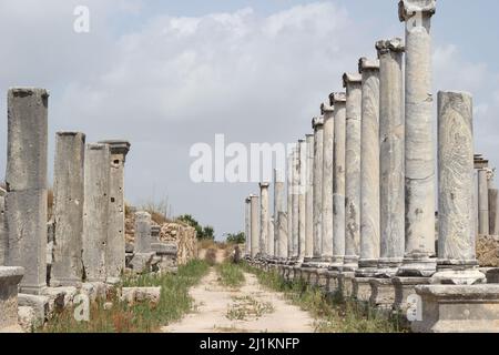 Antalya,Turquie- juillet 03 2021: Antalya Perge ancienne ville connue sous le nom de Perge Antik Kenti avec le château et les ruines de colonne. Banque D'Images