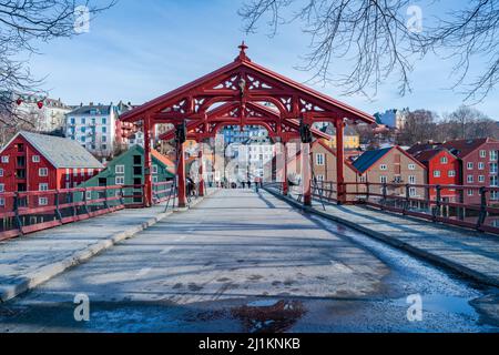 TRONDHEIM, NORVÈGE - MARS 08 2022 : pont Gamle Bybro traversant la rivière Nidelva Banque D'Images