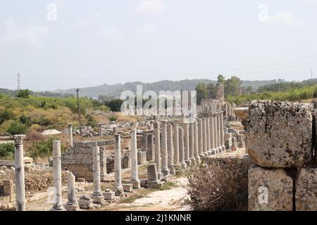 Antalya,Turquie- juillet 03 2021: Antalya Perge ancienne ville connue sous le nom de Perge Antik Kenti avec le château et les ruines de colonne. Banque D'Images