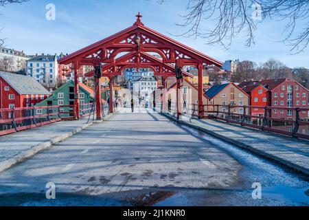 TRONDHEIM, NORVÈGE - MARS 08 2022 : pont Gamle Bybro traversant la rivière Nidelva Banque D'Images