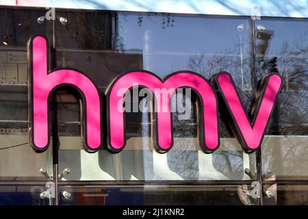 Cardiff, pays de Galles - 2022 mars : panneau au-dessus de l'entrée d'une succursale de HMV dans le centre-ville Banque D'Images