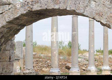 Antalya,Turquie- juillet 03 2021: Antalya Perge ancienne ville connue sous le nom de Perge Antik Kenti avec le château et les ruines de colonne. Banque D'Images