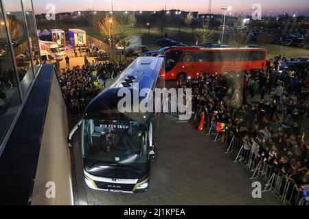 Sinsheim, Allemagne. 26th mars 2022. Football: Match international, Allemagne - Israël, PreZero Arena. De nombreux fans attendent l'arrivée du bus de l'équipe nationale allemande de football en face du stade. Credit: Christian Charisius/dpa/Alay Live News Banque D'Images