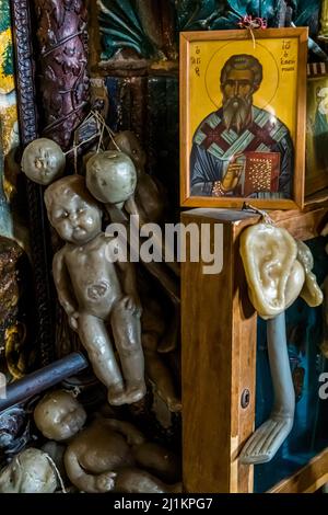 Le monastère de Saint-Mamas à Güzelyurt abrite une collection d'icônes et de personnages ou d'organes en cire, en reconnaissance de leur guérison par Saint-Mamas, dont le tombeau peut être vu dans le mur de l'extérieur et de l'intérieur. République turque de Chypre-Nord (TRNC) Banque D'Images