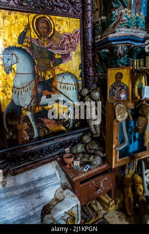 Le monastère de Saint-Mamas à Güzelyurt abrite une collection d'icônes et de personnages ou d'organes en cire, en reconnaissance de leur guérison par Saint-Mamas, dont le tombeau peut être vu dans le mur de l'extérieur et de l'intérieur. République turque de Chypre-Nord (TRNC) Banque D'Images