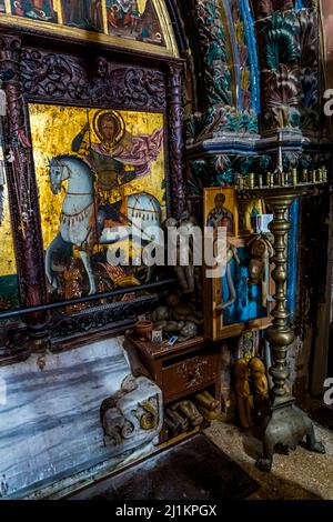 Le monastère de Saint-Mamas à Güzelyurt abrite une collection d'icônes et de personnages ou d'organes en cire, en reconnaissance de leur guérison par Saint-Mamas, dont le tombeau peut être vu dans le mur de l'extérieur et de l'intérieur. République turque de Chypre-Nord (TRNC) Banque D'Images