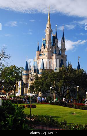 Le château de Cendrillon se dresse au-dessus de la foule de Disney World Banque D'Images