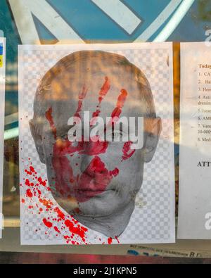 West Hollywood, CA, Etats-Unis - 26 mars 2022 : gros plan d'une fenêtre de magasin ukrainienne avec une photo de Vladimir Poutine avec une main rouge sur son visage, l'Ouest Banque D'Images
