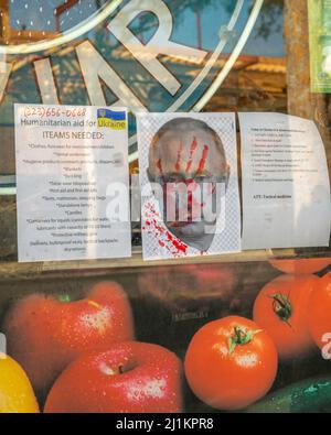 West Hollywood, CA, USA - 26 mars 2022 : gros plan d'une vitrine de magasin ukrainienne avec des dépliants faisant la promotion de l'aide pour l'Ukraine ainsi qu'une image de Poutine avec Banque D'Images